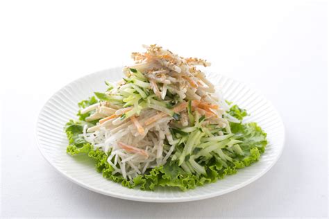 食感を楽しむ ごぼうと大根のサラダ Salad Cafe（サラダカフェ） サラダのある毎日で、お客様の笑顔と健康をサポートします