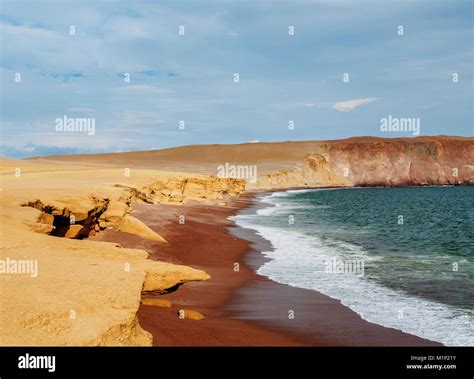 La playa roja La Reserva Nacional de Paracas región de Ica Perú