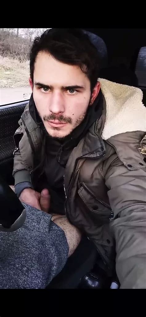 Vidéos porno gay gratuites Branlette En Voiture xHamster