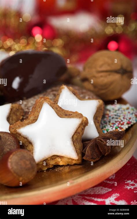 Cinnamon stars and christmas cookies Stock Photo - Alamy