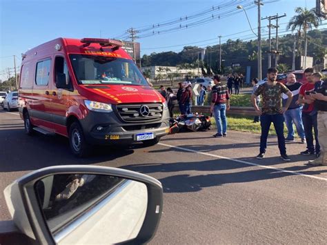 Motociclista Fica Em Estado Grave Após Acidente Com Dois Carros Na Br