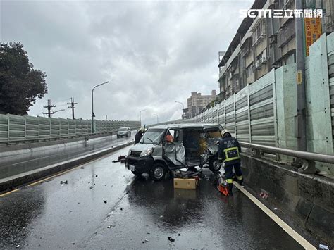 板橋浮洲橋驚險車禍！貨車失控打滑衝對向 撞翻廂型車畫面曝光 社會 三立新聞網 Setncom