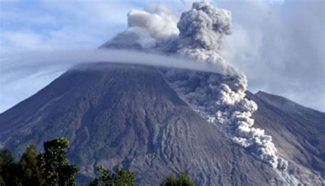 Gunung Merapi Kembali Luncurkan Awan Panas Sriwijayatimes