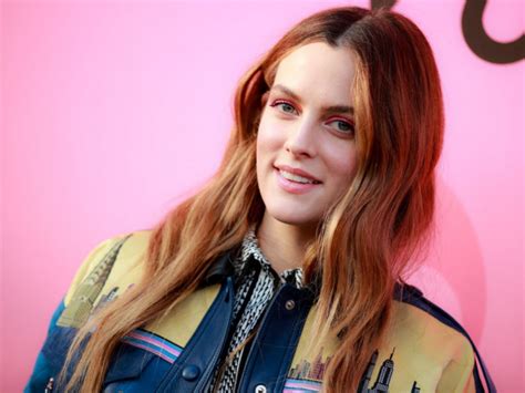 Nepoata lui Elvis Presley este o tânără superbă Riley Keough a pozat