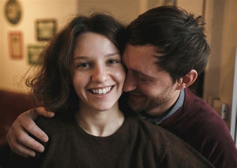 Primer Plano De Hombre Sonriente Con La Mano Sobre El Hombro De Su