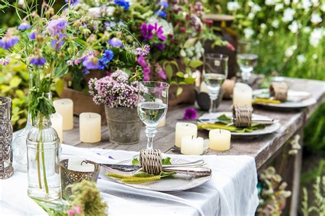 Gedeckter Tisch Mit Wiesenblumen Und Bild Kaufen 12272882