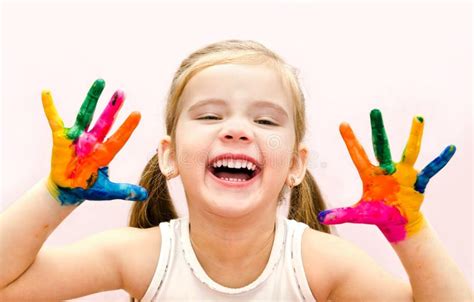 Portrait De Petite Fille De Sourire Adorable En Parc Image Stock