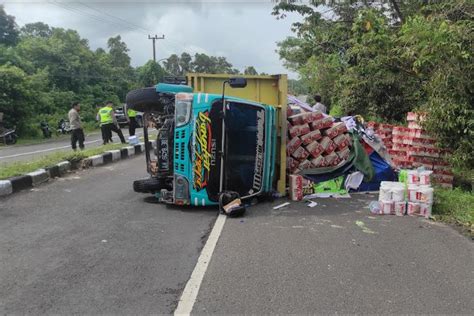 Tak Kuat Menanjak Truk Bermuatan Miras Terguling Okezone News