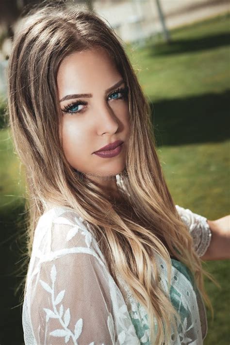 Portrait D Une Jeune Et Belle Femme Blonde Yeux Bleus Longs Cheveux