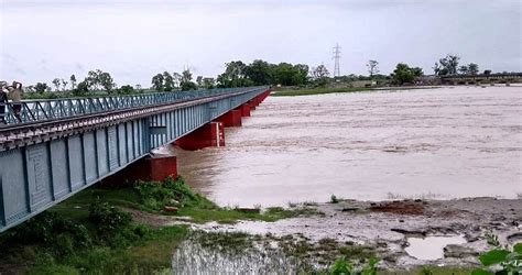 Sharda River Reached Near Sutia Nala People Started Evacuating The Village Lakhimpur Kheri