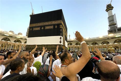 Muslim Pilgrims Walking Around Kaaba In Mecca Mecca Islamic Pictures