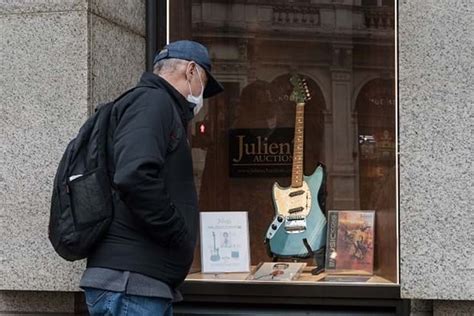 Última guitarra de Kurt Cobain leiloada por cerca de 1 3 milhões de