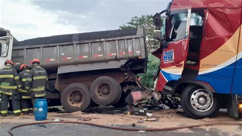 Acidente Entre Dois Caminh Es E Uma Carreta Deixa Ao Menos Uma Pessoa