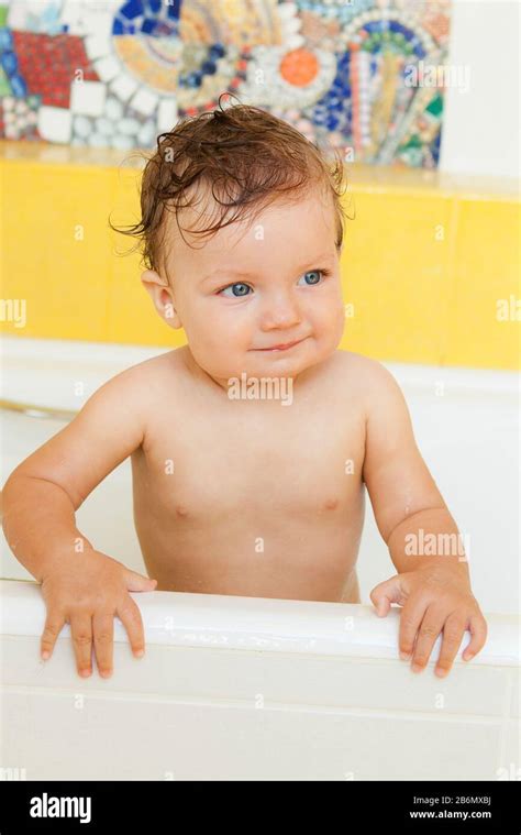 Joyeux Bébé Prenant Un Bain Rire Et Jouer Enfant Souriant Avec Mousse