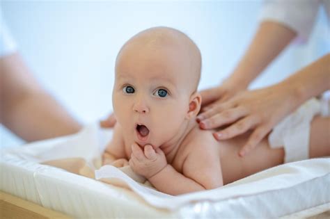 Beb Sorprendido Lindo Beb Siendo Examinado Por Un Pediatra Y