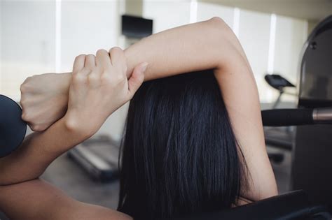 Mujer Que Estira Sus Brazos En El Gimnasio De La Aptitud Foto Premium