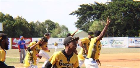 Granjeros de Moca triunfan y avanzan a la serie final del Béisbol de