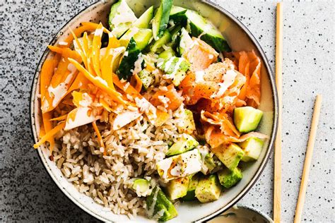 Poké bowl met gerookte zalm komkommer wortel en avocado Recepten