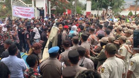 Ratusan Orang Unjuk Rasa Di Pemkab Cianjur Tuntut Penanganan Korban