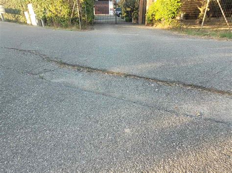 Pista Ciclabile Un Lettore Strada Piena Di Buche E Pericolosa