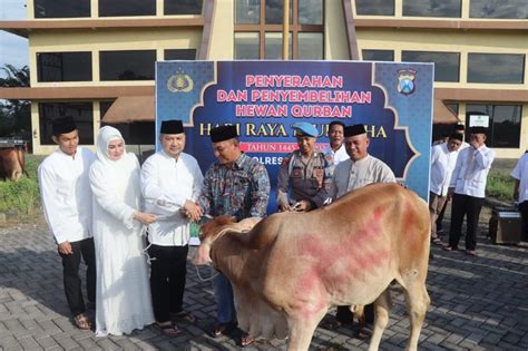 Polres Pasuruan Gelar Sholat Idul Adha Dilanjutkan Penyerahan Sekaligus