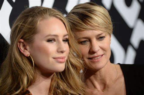 Photo Robin Wright Et Sa Fille Dylan Au Vernissage De L Exposition