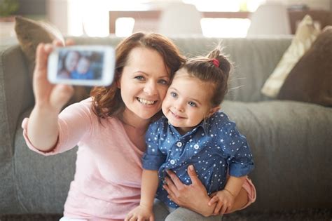 Femme Prenant Selfie Avec Sa Fille Photo Gratuite