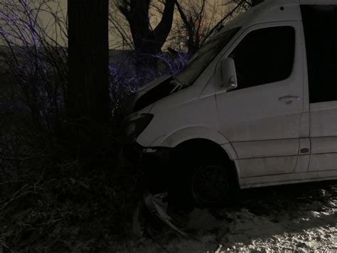 Koszmarne warunki na drogach Bus na Radomskiej uderzył w drzewo