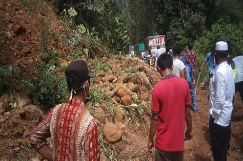 Dihantam Longsor Jalan Nasional Di Madina Lumpuh Total