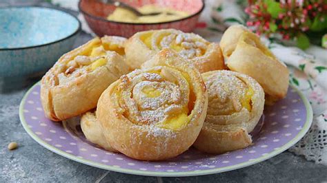 Roulés feuilletés à la crème pâtissière appétissants