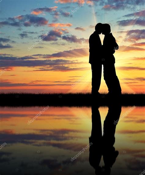 Beso de dos hombres gay fotografía de stock Prazisss Depositphotos