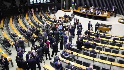 Deputados das bancadas do Boi da Bala e da Bíblia votam para soltar