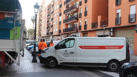 Hallan el cadáver de un hombre bajo toneladas de basura en un piso de