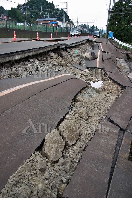 新潟県 小千谷市 新潟県中越地震の被害 [23718753]の写真素材 アフロ