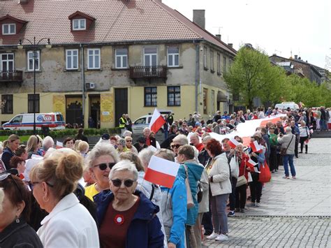 Przeszli ze stumetrową flagą przez ulicę 3 Maja Dzień Flagi we Włocławku