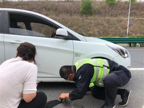 【交警正能量】车辆意外爆胎 交警跪地帮忙更换澎湃号·政务澎湃新闻 The Paper