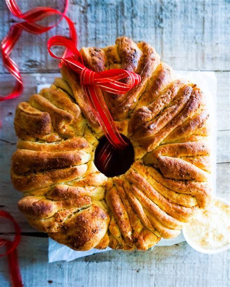 Christmas Bread Wreath Recipe / They're fun to make and eat.