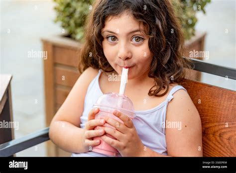 Petite Fille Boit Du Lait Banque De Photographies Et Dimages à Haute