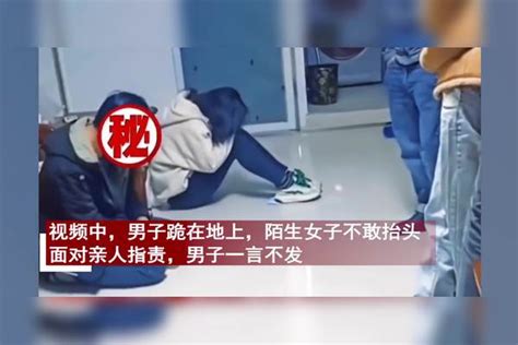 男子趁妻子外出带女子回家，不料老丈人上门刚好撞见，现场超尴尬