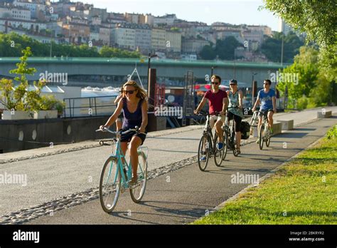 Frankreich Rhone Lyon ViaRhona Cyclistes Sur Les Quais Du Rhone