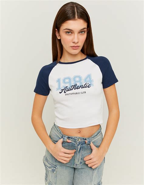 Weisses Cropped T Shirt Mit Blauem Varsity Print Tally Weijl Deutschland