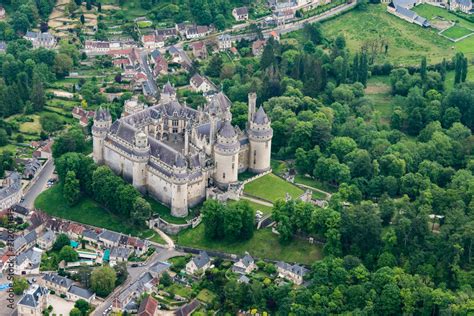 vue aérienne du château de Pierrefonds restauré par Viollet le Duc dans