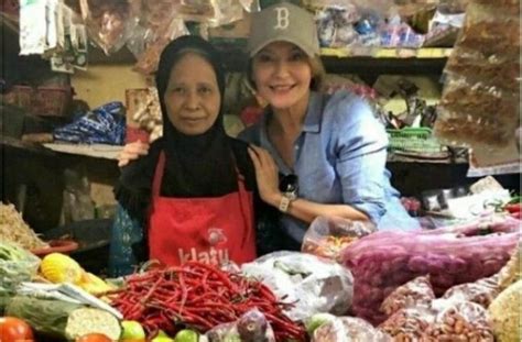 11 Foto Artis Belanja Di Pasar Tradisional Ada Ussy Hingga Sophia Latjuba