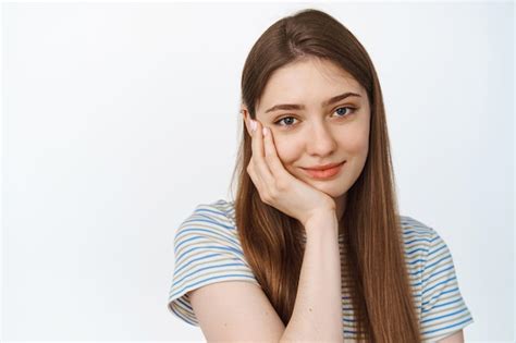 Beauté et soins de la peau Femme tendre touchant doucement son visage