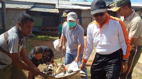 Bupati Tahun Pungut Sampah Di Pasar Inpres Soe Pos Kupang