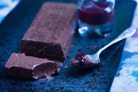 PANNA COTTA Z CZEKOLADĄ I SOSEM WIŚNIOWYM Włoska Akademia Kulinarna