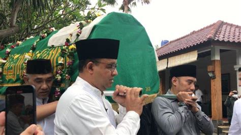 Melayat Ke Rumah Duka Anies Baswedan Salati Hingga Angkat Langsung