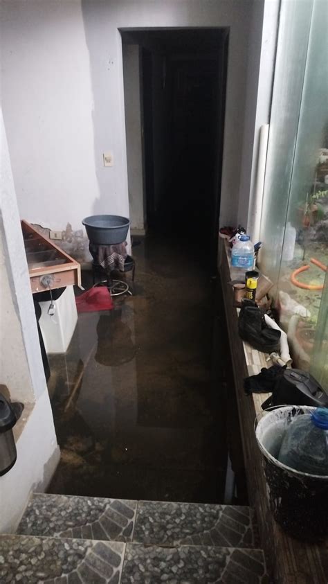 Centro De San Lorenzo Familia Vive Entre Aguas Negras Cada Vez Que