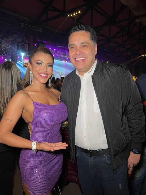 Cris Galera Da Redetv Marca Presen A No Anivers Rio Do Cantor