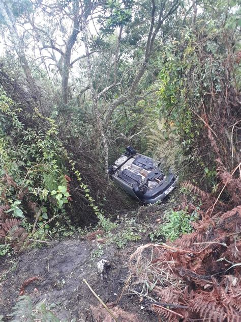 Carro Cai Em Ribanceira De Metros Na Estrada Que Liga Cunha A Paraty